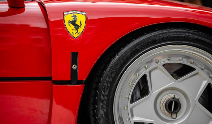 Czerwone Ferrari z logo